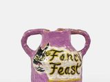 un vase violet orné d'un chat noir