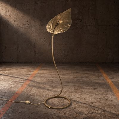 une lampe ornée d'une feuille, placée au milieu d'une pièce