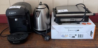 une cafetière, un grille-pain et un grille-pain posé sur une table