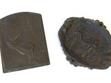 deux morceaux de métal sont posés l'un à côté de l'autre sur une surface blanche