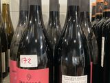 des bouteilles de vin sont alignées sur une étagère dans un magasin