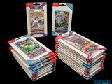 Plusieurs paquets de cartes Pokémon sont empilés les uns sur les autres