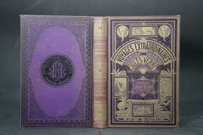un vieux livre à la couverture violette posé à côté d'un livre violet