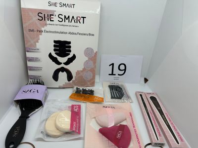 a picture of the contents of a selfie smart kit