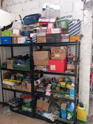plein de cartons, les uns à côté des autres, sur une étagère dans une pièce