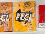 trois livres sont posés les uns à côté des autres sur une surface blanche