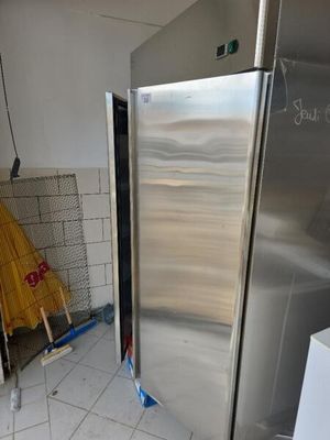 un réfrigérateur en acier inoxydable au milieu d'une cuisine