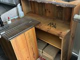 un comptoir en bois sur lequel est posée une télévision