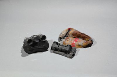 deux morceaux de plastique posés sur une surface blanche, dont l'un est cassé et l'autre est cassé