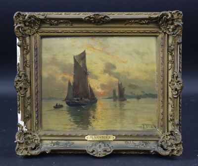 une peinture à l'huile représentant un voilier sur un plan d'eau, avec un coucher de soleil en arrière-plan