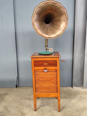 une armoire en bois sur laquelle est posé un tourne-disque