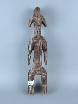 une image représentant la statue d'un homme avec un oiseau sur le dos
