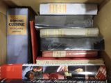 plusieurs livres empilés dans une boîte
