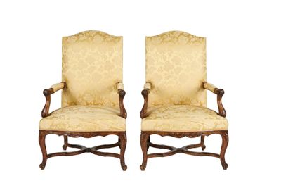 paire de fauteuils français du XIXe siècle en noyer, avec accoudoirs rembourrés