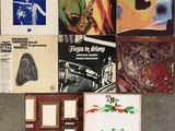 beaucoup de disques par terre, avec des images dessus