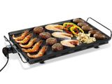 une photo d'un barbecue sur lequel sont disposés différents types d'aliments