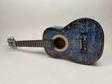 une image représentant une guitare bleue ornée d'un motif