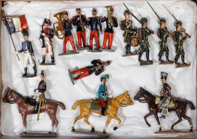 de nombreuses figurines de soldats exposées dans une boîte