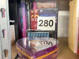 une étagère remplie de livres et une boîte avec une étiquette de prix