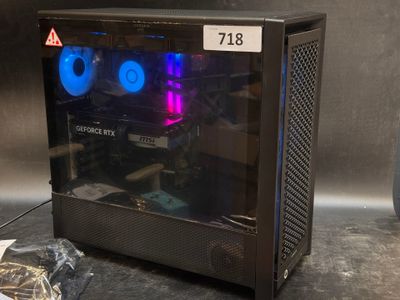 un boîtier d'ordinateur noir avec des lumières bleues et violettes