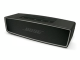 L'enceinte Bluetooth Bose est exposée sur une surface blanche