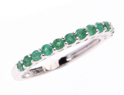 DEMI-ALLIANCE américaine en or gris 750 °/°° ornée d'émeraud…