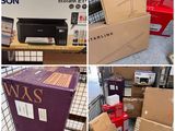 plusieurs photos de cartons et d'une imprimante exposés dans un magasin