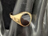 gros plan de la main d'une personne portant une bague
