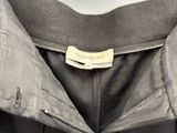 le dos d'une veste noire sur laquelle est cousue une étiquette