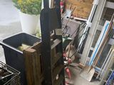 un tas de vieilleries dans un garage, près d'une fenêtre
