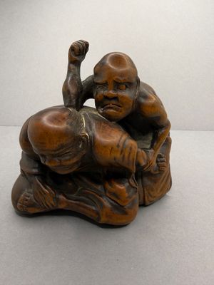 une image représentant une statue d'un homme en train de lutter sur une surface blanche