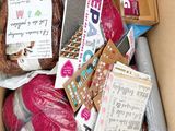 une boîte en carton remplie d'articles divers à vendre