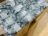 une boîte remplie d'argent posée sur une table dans un magasin