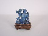 une petite statue représentant un homme et une femme assis sur une table