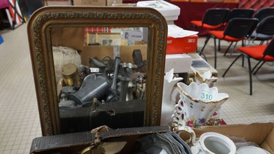 Un petit miroir en stuc doré dans l'état, un grand vase de M…