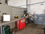 une photo d'un espace de travail dans un garage