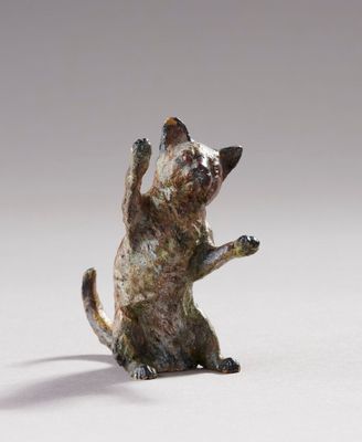 statue d'un chat debout sur ses pattes arrière