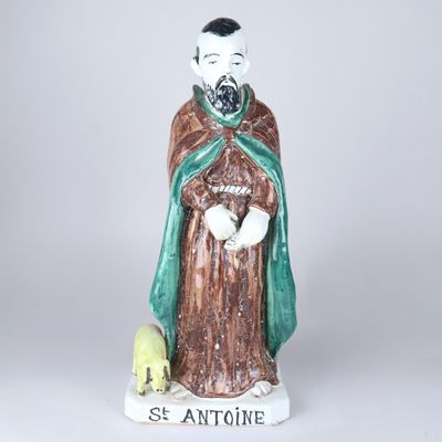 figurine représentant un homme barbu vêtu d'une cape verte