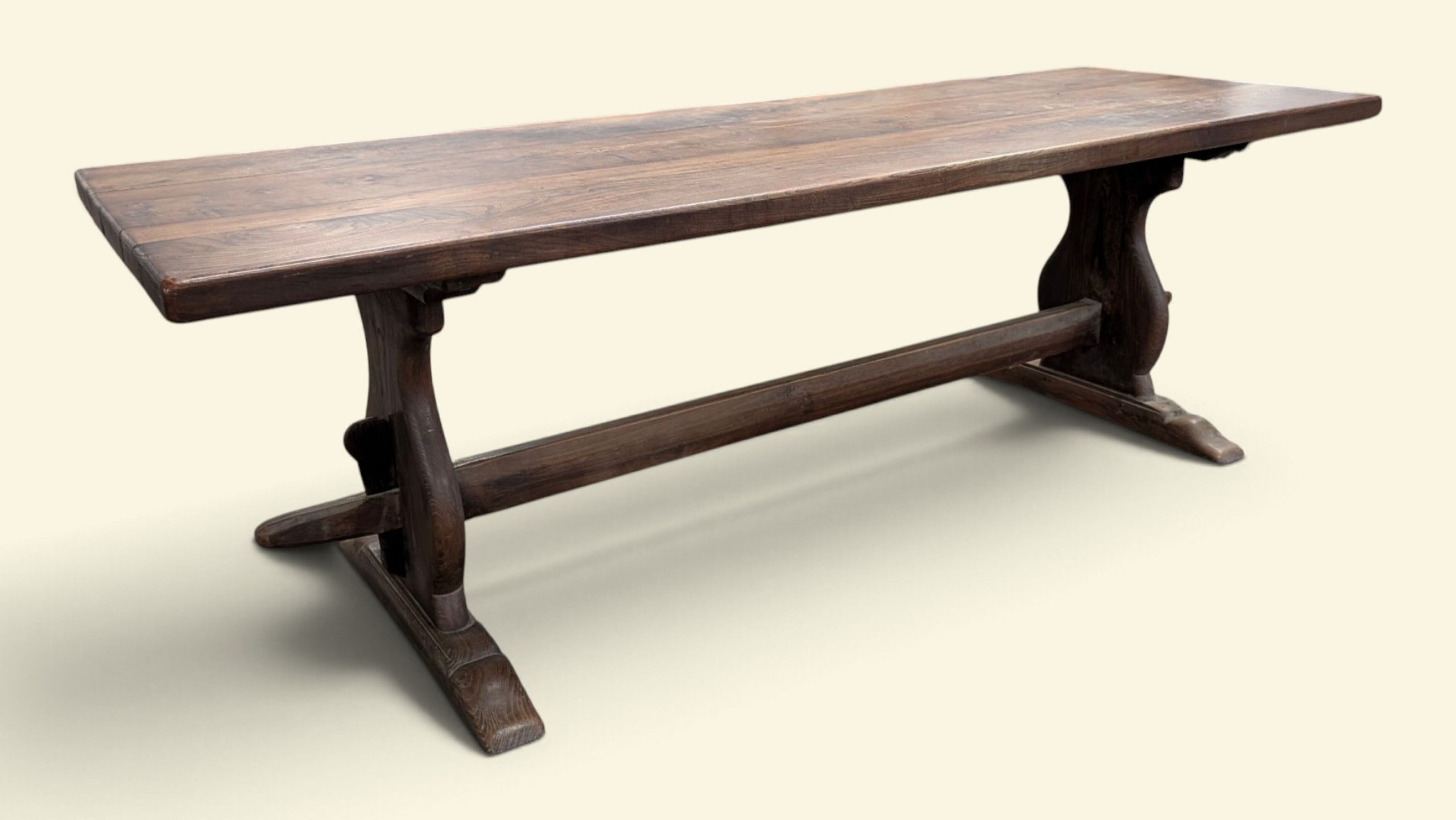 Table de ferme ou de communauté en chêne mouluré et sculpté.