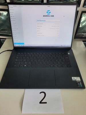 un ordinateur portable posé sur une table sur laquelle figure un numéro