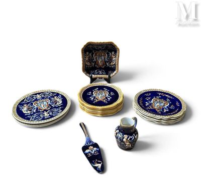 une assiette bleue et blanche, un bol et une cuillère