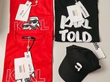 trois t-shirts et une casquette posés sur une table