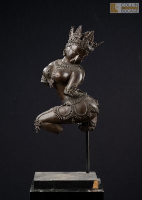 une statue en bronze représentant une danseuse, posée sur un socle en marbre