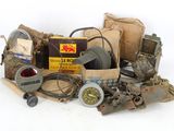 un tas d'objets divers posés sur une surface blanche