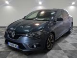 la voiture grise est garée sur un sol en damier dans le garage