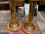 deux tabourets en bois posés sur un tapis dans une pièce