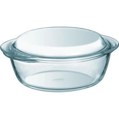 un gros plan d'un saladier en verre muni d'un couvercle, sur fond blanc