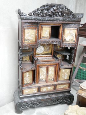 une armoire en bois surmontée de nombreux tiroirs