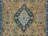 un tapis persan ancien aux motifs bleus et orange