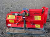 une machine rouge posée sur une palette